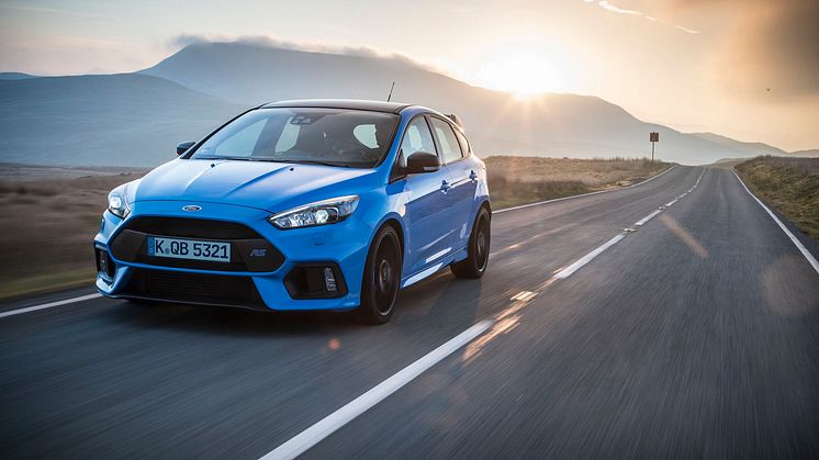 Dach, RS-Spoiler und Außenspiegel in Matt-Schwarz als Kontrast zur Außenfarbe Nitrous-Blau Metallic – im Innenraum zweifarbige Recaro-Schalensitze