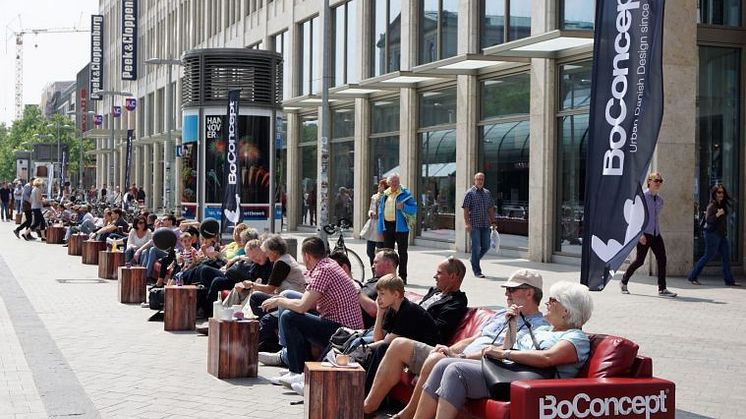 BoConcept Hannover: Autofreier Sonntag am 3.6.2018 – mit dem LÄNGSTEN SOFA der Welt