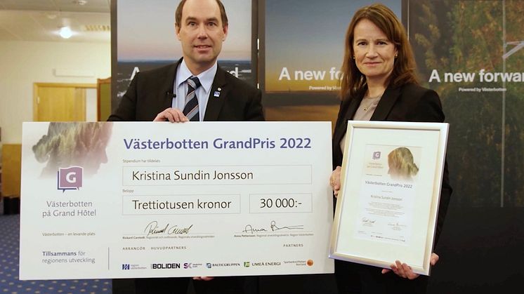 Kristina Sundin Jonsson, vinnare av GrandPris 2022 och prisutdelare Rickard Carstedt, regionråd (S) Region Västerbotten