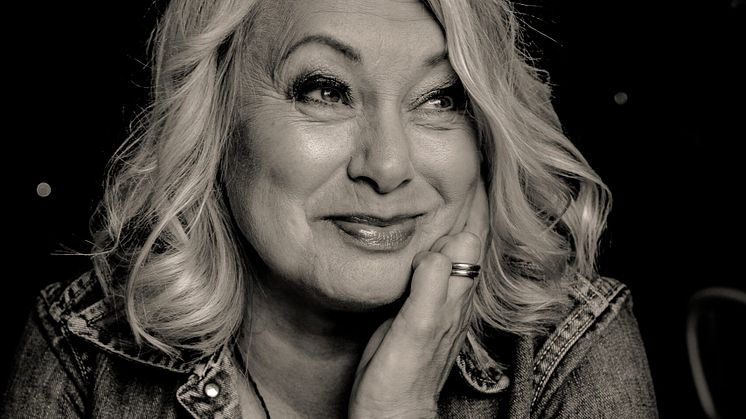Louise åker på vårturné, släpper ny skiva och gör just nu två exklusiva auktioner för Musikhjälpen!