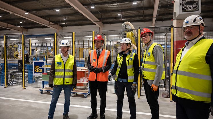 Lars Jonson, VD BoKlok, Andreas Carlson, infrastruktur- och bostadsminister, Magdalena Andersson, produktionschef, Niclas Bagler, landschef Boklok Sverige samt Robert Gurbin, fabrikschef.