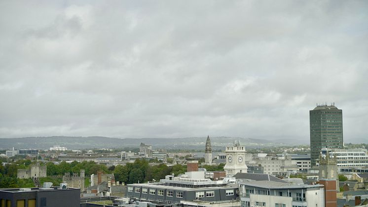 £243,000 wedi’u tandalu i weithwyr yng Nghaerdydd oherwydd torri rheolau’r Isafswm Cyflog Cenedlaethol