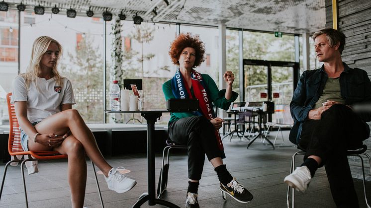 Irya Gmeyner, Martin Hederos och FC Rosengårdspelaren Rio Strand, i ett musikmöte om den framväxande klubblåten