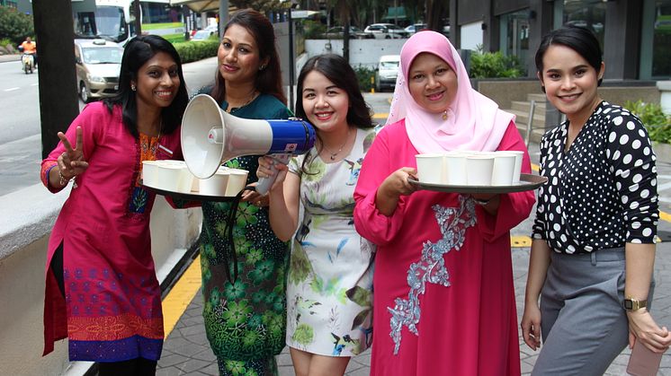 The associates of PARKROYAL Kuala Lumpur handing out complimentary detox water to the public