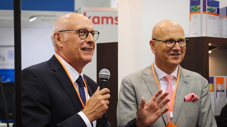 Hermann Damböck, Geschäftsführer Hüthig Jehle Rehm GmbH (l.), und Dr. Uwe Brandl, Präsident des Deutschen Städte- und Gemeindebundes und des Bayerischen Gemeindetags, bei der Buchpräsentation auf der Kommunale 2019. Foto: Katharina Hipp 
