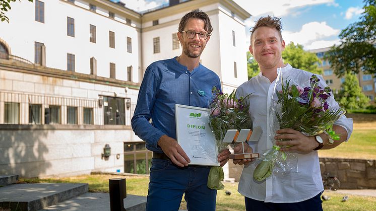 Måltidsenhetens chef Niclas Gerdsling och enhetsledare Rickard Hållén tog emot landstingets miljöpris på tisdagen. Foto: Danish Saroee
