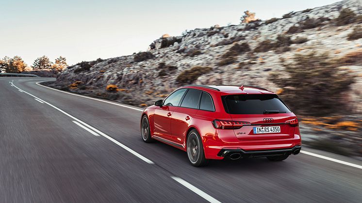 Audi RS 4 Avant (tangorød)