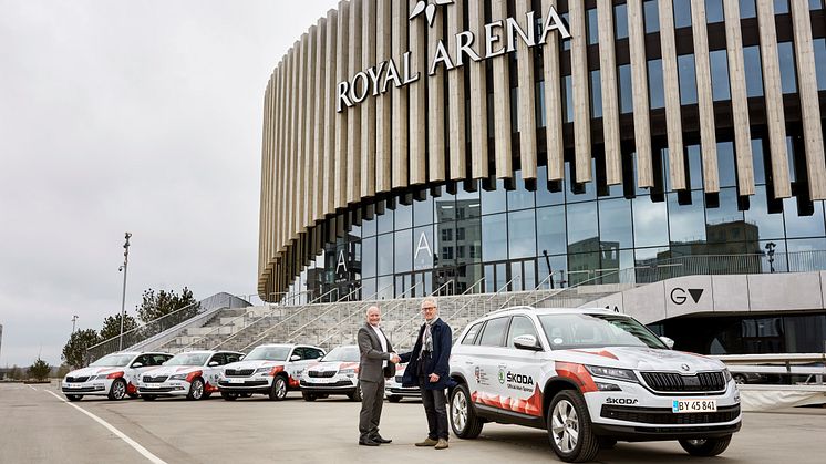 Michael Ebeling (ŠKODA) og Envar Hansen (IIHF) foran Royal Arena
