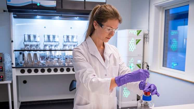Ejendals har investerat i ett förstklassigt laboratorium för att bättre kunna hjälpa kunder med rätt sorts skyddshandskar som skydd mot svåra kemikalier.