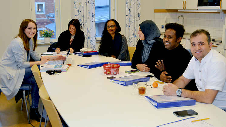 Suzana Preradovic, språklärare på vuxenutbildningen i Partille, har svenskundervisning för en grupp medarbetare inom vård- och omsorgsverksamheten.