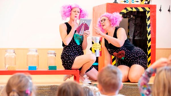 Fantasifröknarna Linda Bjällerstedt och Sara Bergström, även kända som nättrollen Fixa och Trixa, undervisar barnen på Bjurhovdasmyckets förskola, tillsammans med sin lärplatta Kjell Kritik.