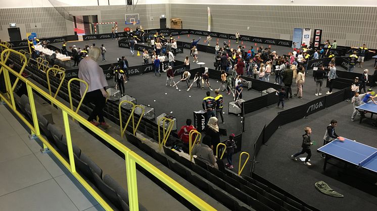 Eleverna på Grillska Gymnasiet ordnar aktiviteter under SM i Bordtennis