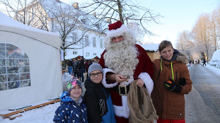 der Weihnachtsmann war auch da , vl die Brüder Junis(5), Ilai(8) und Feivel (11) aus Kropp  (Mutter ist einverstanden)