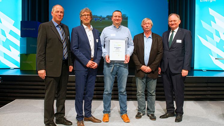 Stolz auf den Sonderpreis (v. l.): Jurymitglied Prof. Dr. Martin Kesting, Hochschule Hannover, Mindens Bürgermeister Michael Jäcke, Alexander Wagner und Dieter Rademacher, SV KT, sowie Dr. Stephan Nahrath, Geschäftsführer WWE.