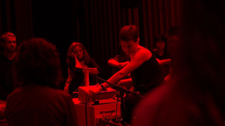 ​VEGA|ARTS: Bliv blæst bagover af Ragnhild Mays TECHNO monstrum