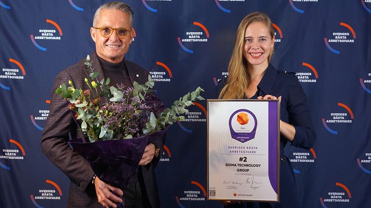 Carl Vikingsson, VD på Sigma Technology Group, och Nataly Lamkén, Kommunikationschef, tar emot utmärkelsen som Sveriges Topp 2 Bästa Arbetsgivare i Stockholm