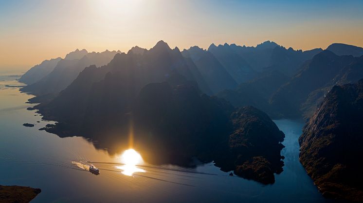 Trollfjord-Norway-HGR-125151--Photo_Stian__Klo