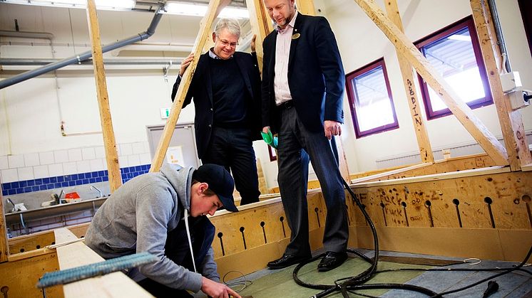Tidigare elev på Stockholms byggtekniska gymnasium i Kista tillsammans med Bygmas VD Urban Johansson och skolans rektor Linus Nygren.