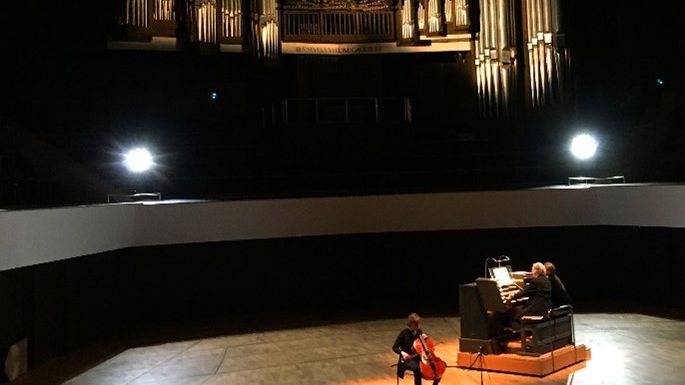 Cellistin Veronika Wilhelm und der Organist Michael Schönheit verzauberten die Zuhörer mit den Stücken zum Motto „Die Magie des Augenblicks“