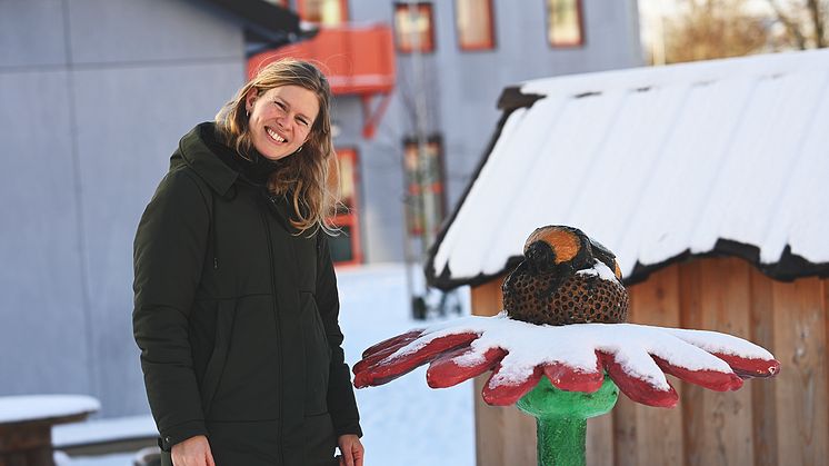 Malva Sinclair, kulturutvecklare i Burlövs kommun, visar upp "Sovande Humla" av Johan Svensson. Skulpturen av jesmonite, ett luftigt alternativ till betong, står på Grönebo förskolas skolgård.
