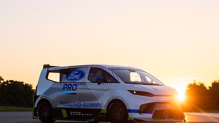 •	A Ford bemutatja az ultranagy teljesítményű Ford Pro Electric SuperVan modellt: az új E-Transit Custom inspirációjával megalkotott, tisztán elektromos hajtású szemléltető autó a Ford Pro digitális és EV-lehetőségeit vázolja fel