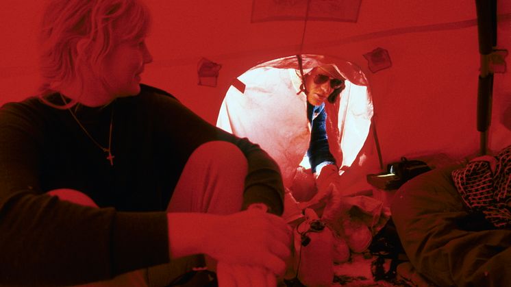 Photo 26 Inside red tents Christmas celebrations 90 South-NMI-kopi