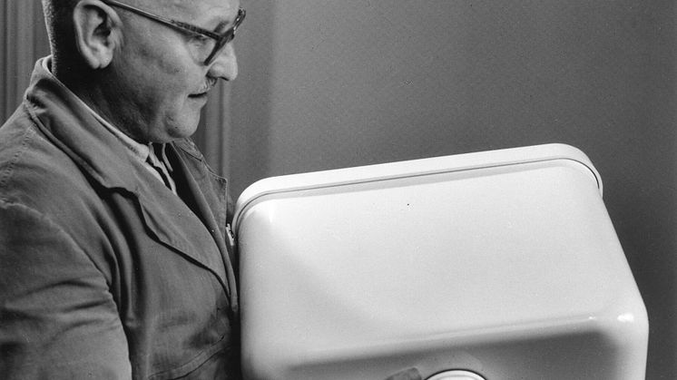 Ensimmäisiä muovisia huuhtelusöiliöitä 1950-luvulla