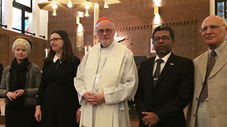Från vänster: kultur- och demokratiminister Amanda Lind, utbildningsminister Anna Ekström, kardinal Anders Arborelius, Sri Lankas ambassadör Senadheera Sudantha Ganegama Arachchi samt Bahman Tofighian från Interreligiösa rådet i Stockholm.