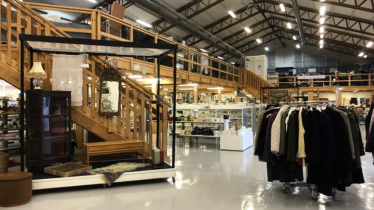 Skyddsvärnets secondhandbutik i Spånga är en rymlig butik och ger ett hållbart alternativ till nyproducerat. Foto: Skyddsvärnet