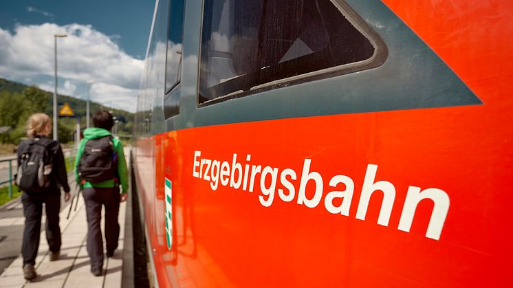 Die modernen und klimatisierten roten Triebwagen der Erzgebirgsbahn werden im August auf der einmalig schönen Strecke zwischen den Bergstädten Schwarzenberg und Annaberg-Buchholz unterwegs sein