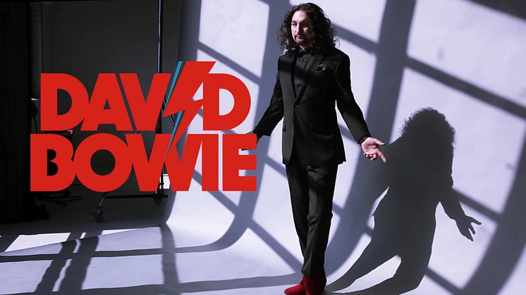 Thomas DiLeva tolkar David Bowie 