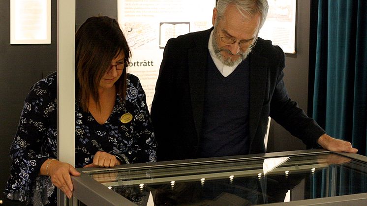 Pia Letalick och John Rothlind tittar på sitt fynd i Raritetskabinettet.