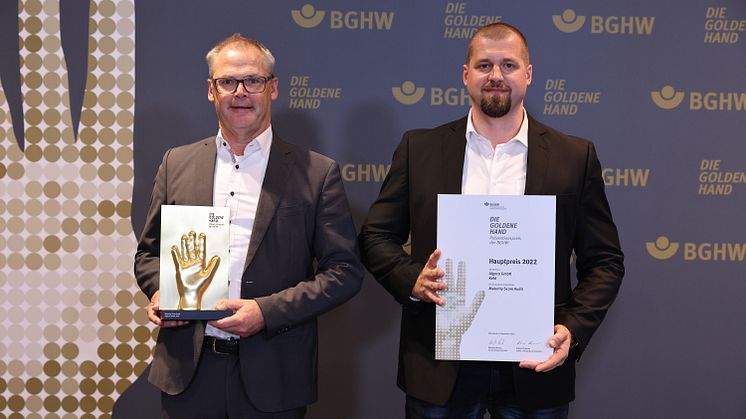 Algeco Geschäftsführer Dietmar Müller (li) und Michael Konrad, HSEQ-Manager  bei Algeco (re), freuen sich über den Präventionspreis „Die Goldene Hand“.