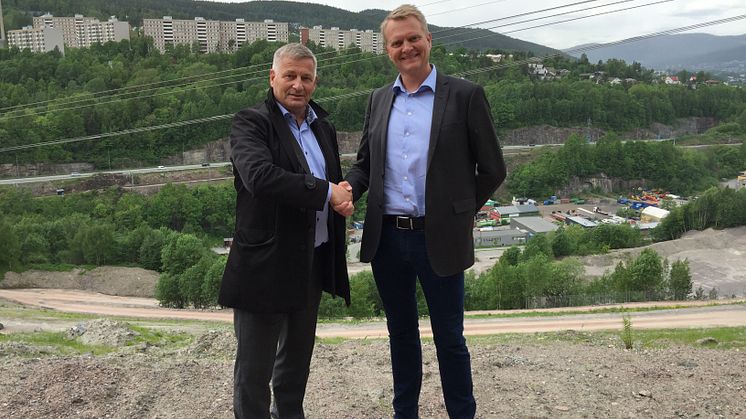 Ordfører i Drammen kommune, Tore Opdal Hansen (t.v) og daglig leder i Franzefoss Pukk, Henrik Bager, under markeringen. Foto: Mona Tønne