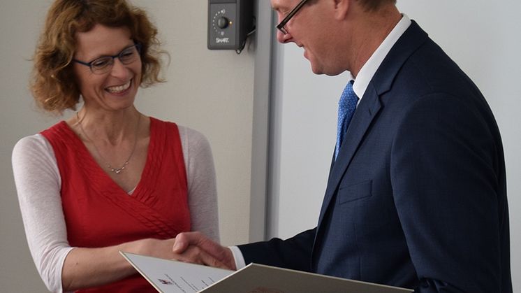 Carsten Feller, Abteilungsleiter im Ministerium für Wissenschaft, Forschung und Kultur des Landes Brandenburg (MWFK), überreichte Professorin Sandra Haas die Ernennungsurkunde.