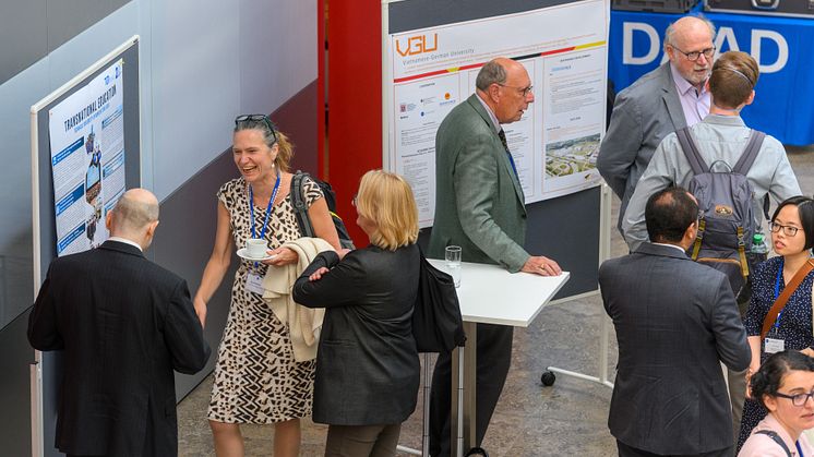 Auf einer Tagung zur Transnationalen Bildung des Deutschen Akademischen Austauschdienstes in Berlin im Mai 2022 trafen sich Vertreterinnen und Vertreter der TH Wildau und der Vietnamesisch-Deutschen Universität. (Bild: DAAD/Ausserhofer)