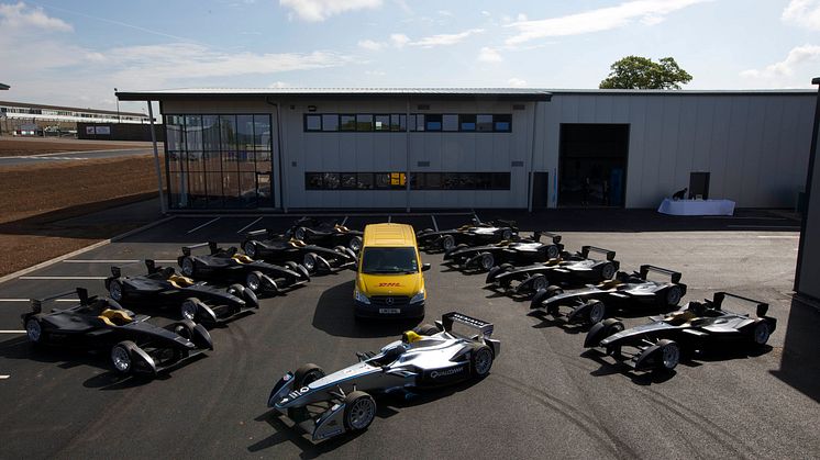 DHL levererar de första tio Formel E-bilarna till de nya anläggningarna i Storbritannien