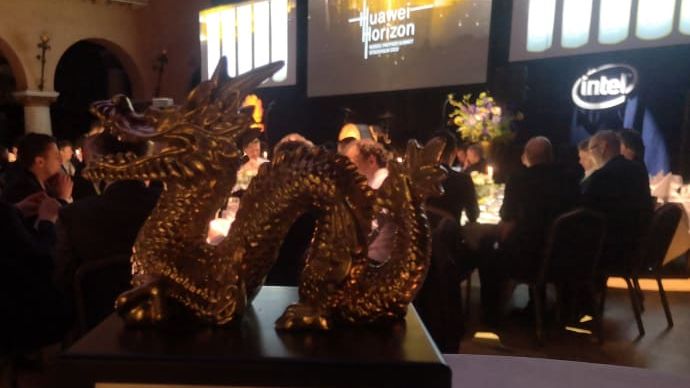 10 vinnare fick varsin Gulddrake vid Huawei Nordic Partner Summit Horizon 2020. (Foto: Anna. Idbrant/Huawei)