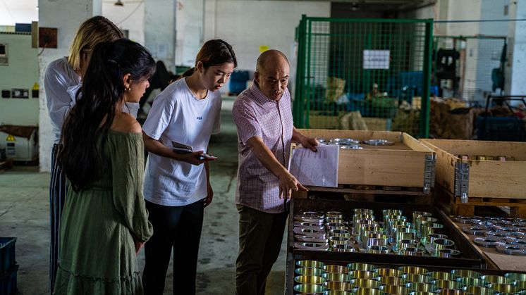 JIBS studenterna Claudia Tirado och Kristina Peric (vänster) i Ramo Groups fabrik under deras 5 veckor pratik i Ningbo, Kina. 