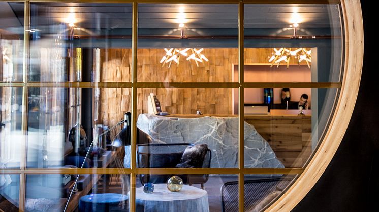 Receptionen på HUUS Hotel, Gstaad, designat at Stylt Trampoli