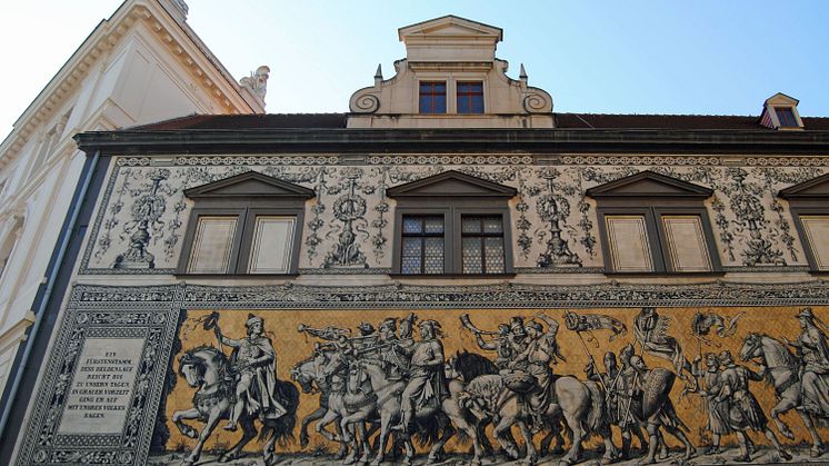 Der Fürstenzug auf der Außenwand des Stallhofs in der Augustusstraße in Dresden