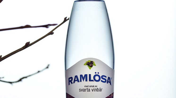 Ny smak från Ramlösa:  Svarta vinbär flirtar med sommaren redan i vinter