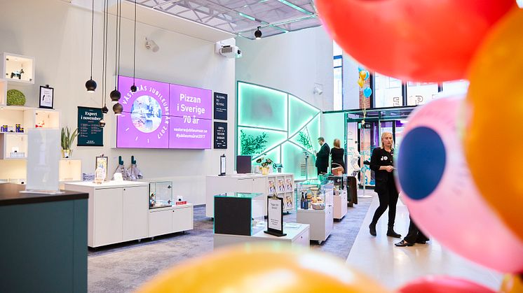 Nu går det att besöka olika platser runt om i Västerås med hjälp av Virtual Reality i det nya upplevelsebaserade showroomet i Skrapan i Västerås. Foto: Pia Nordlander