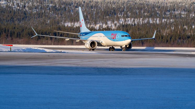 TUI lisää lentoja Lappiin ja nimeää Boeing 737-8 -lentokoneen "Ivaloksi"