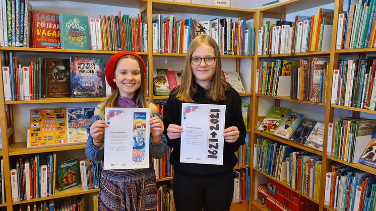 Lisa Rönnlund och Alicia Myrestam visar upp sina jubileumsbokmärken. Fotograf: Petra Nilsson