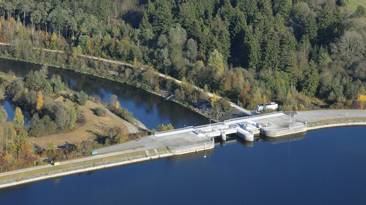 Um die Artenvielfalt an der Wertach zu erhalten, startet LEW Wasserkraft in diesem Jahr bereits im Mai mit ersten Mäharbeiten an der Staustufe Inningen.