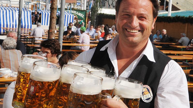Rainer M. Schießler als Wiesn-Bedienung_© Augsburger AllgemeineB.-U. Wagner