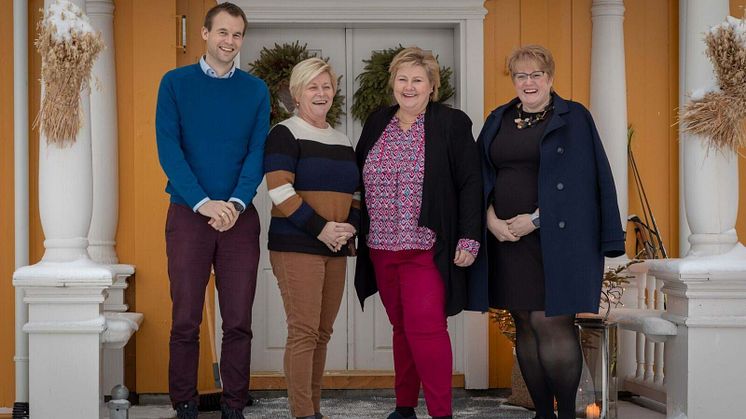 Kjell Ingolf Ropstad (Krf), Siv Jensen (Frp), Erna Solberg (Høyre) og Trine Skei Grande (Venstre) samlet under regjeringsforhandlingene på Granavolden. Foto: Høyre