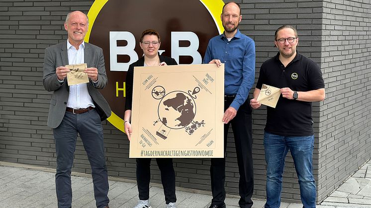 Vlnr: Wolfgang Erben, Sales Manager HoReCa & Michelle Grönheim, Grafik-Auszubildende der Duni Group,  überreichen symbolisch die große Charity Serviette an Simon Tamm, & André Haschker von den B&B HOTELS.
