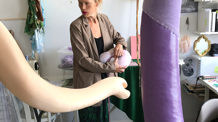 Porträtt Åsa Cederqvist i ateljé